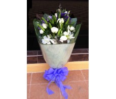 F48 WHITE LILIES WITH PURPLE MIXING FLOWERS BOUQUET